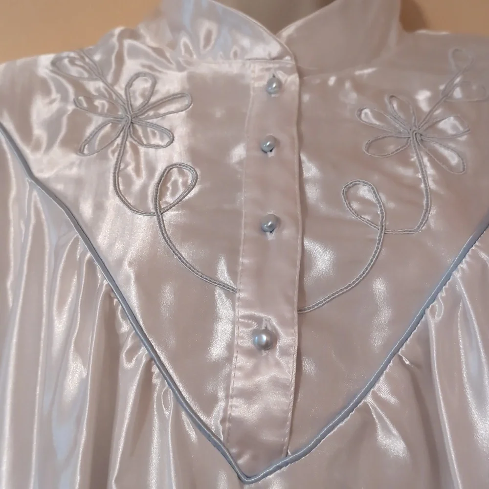 Elegant White Satin Nightgown - Picture 2 of 11